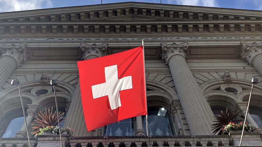 Schweizer Flagge vor dem Ständeratssaal des Bundeshauses in Bern.