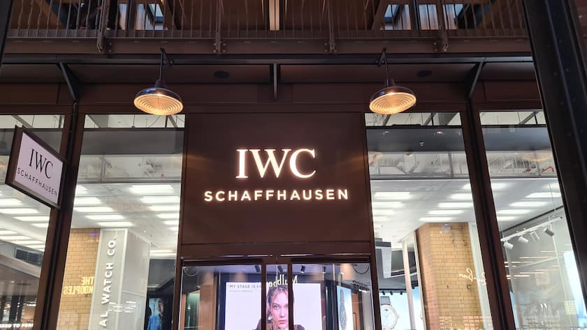 Laden der Richemont-Uhrenmarke IWC in der Mall Battersea Power Station in London.