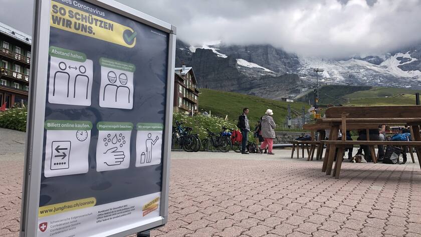Corona-Hinweisschild auf der Kleinen Scheidegg BE.