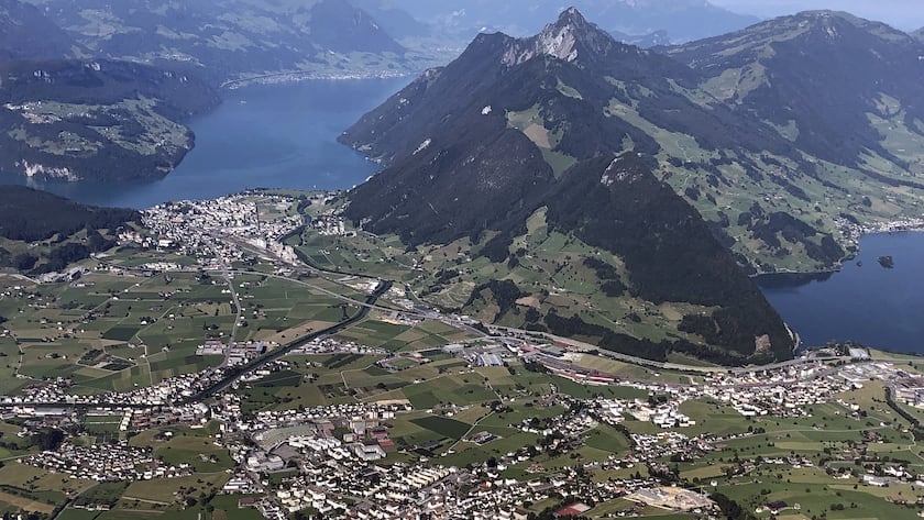 Blick auf Schwyz, Brunnen und den Vierwaldstättersee vom Grossen Mythen aus.