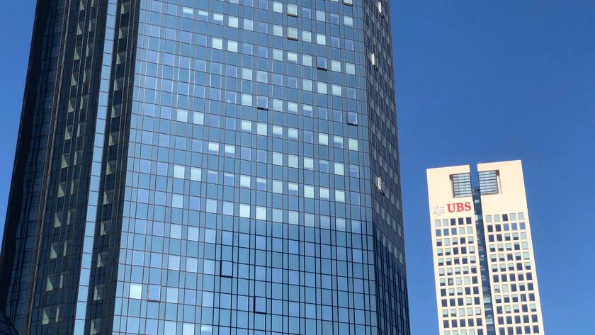 Der Hauptsitz der Deutschen Bank in Frankfurt am Main neben der UBS.