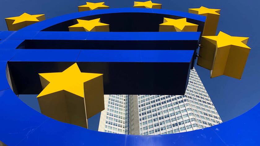 Euro-Symbol vor dem ehemaligen Sitz der EZB in Frankfurt.