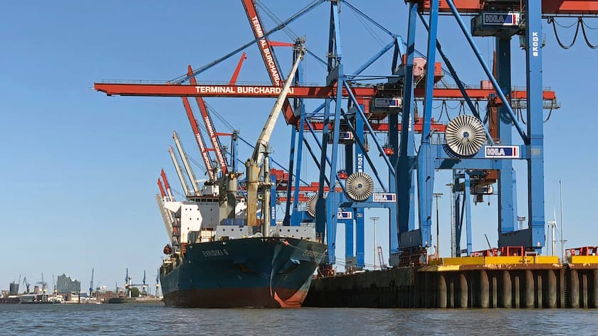 Ein Containerschiff am Hafen von Hamburg