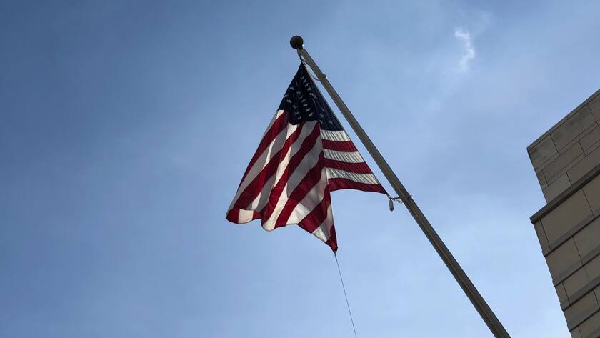 Eine US-Fahne vor der amerikanischen Botschaft in Berlin.