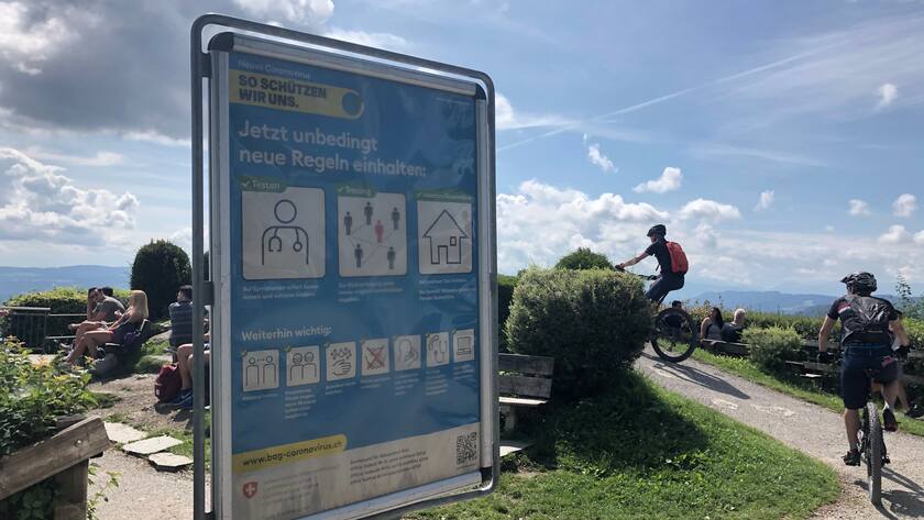 Corona-Hinweisschild auf dem Uetliberg in Zürich im Juli 2020.