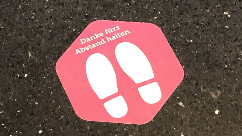 Abstand halten - nach wie vor überall in der Öffentlichkeit finden sich in der Schweiz die Aufforderungen dazu.