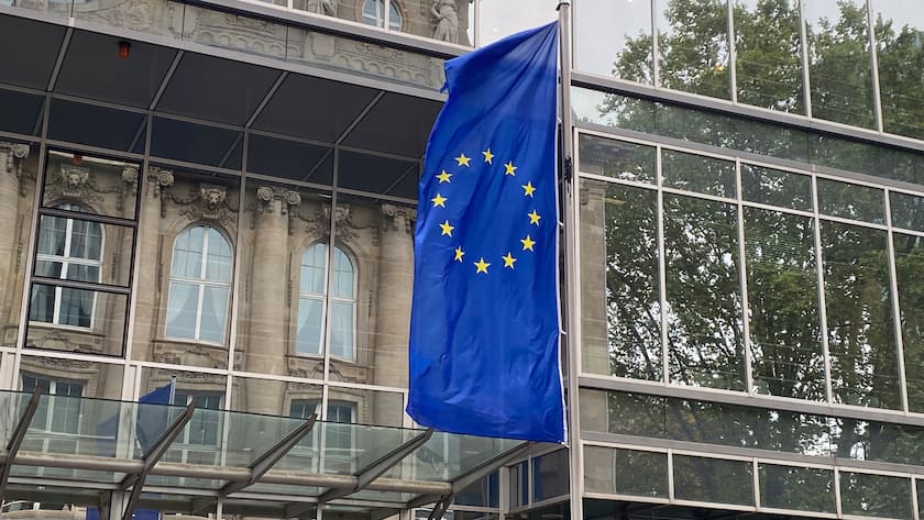 Euro-Fahne am ehemaligen Hauptsitz der EZB in Frankfurt.