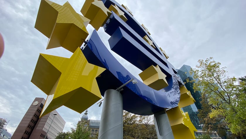 Euro-Skulptur am ehemaligen Hauptsitz der EZB in Frankfurt.
