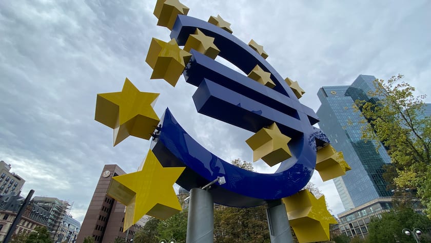 Euro-Skulptur am ehemaligen Hauptsitz der EZB in Frankfurt.