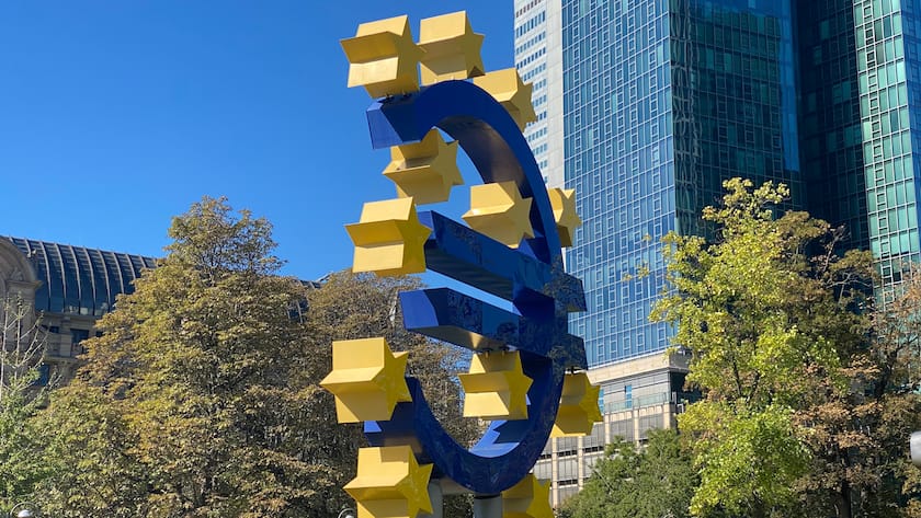 Euro-Skulptur am ehemaligen Hauptsitz der EZB in Frankfurt.