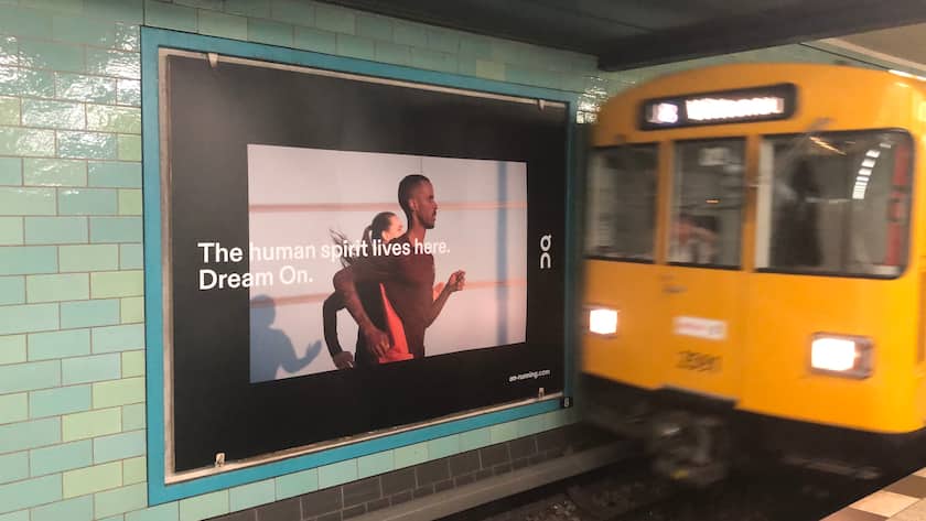 Werbung von On Running in einer U-Bahn-Station in Berlin.