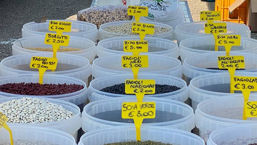 Preise für Hülsenfrüchte und Reis an einem Markt in Salve, Süditalien.