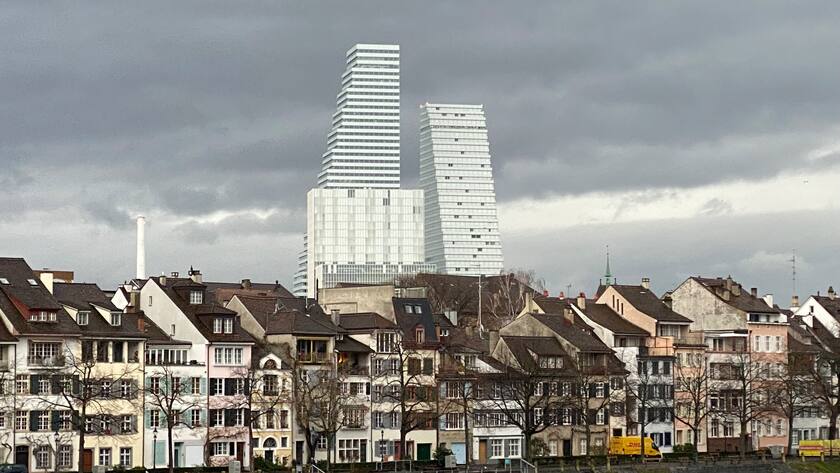 Blick auf die beiden Roche-Türme von der Mittleren Brücke in Basel.