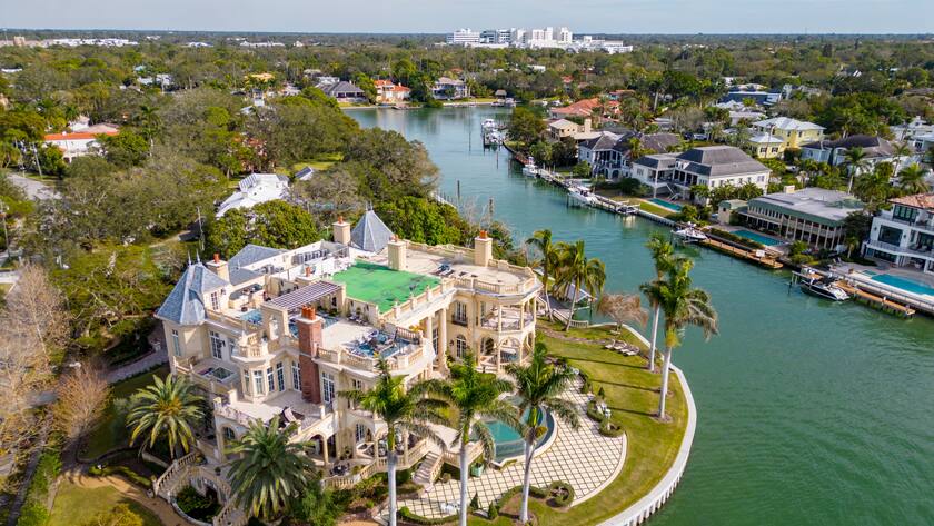 Luftaufnahme Luxusvilla am Wasser in Sarasota Florida.
