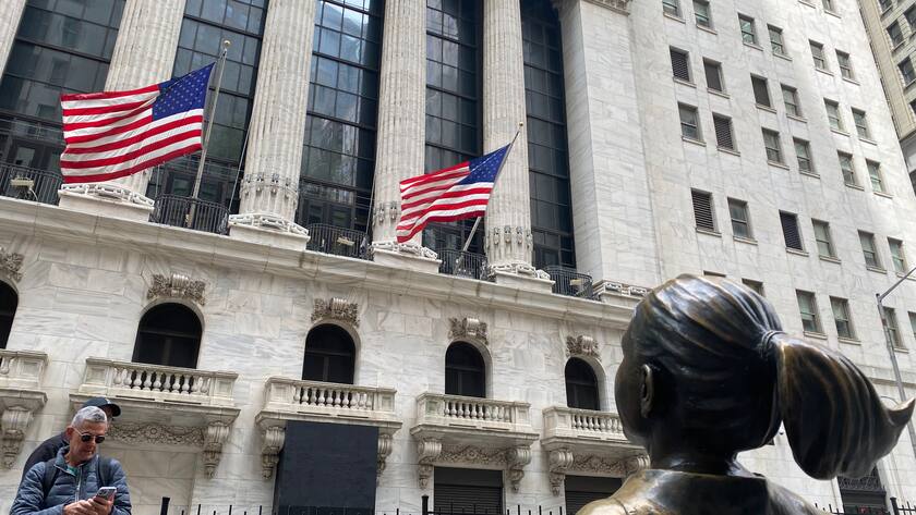 Skulptur "Fearless Girl" am Sitz der New York Stock Exchange in New York City.