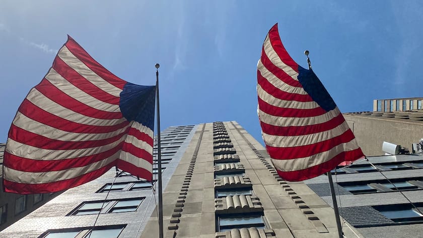 US-Flaggen an einem Gebäude in New York City in der Nähe der Wall Street.