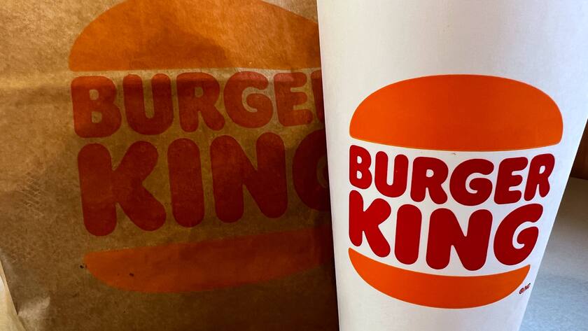 Tüte und Trinkbecher von Burger King.