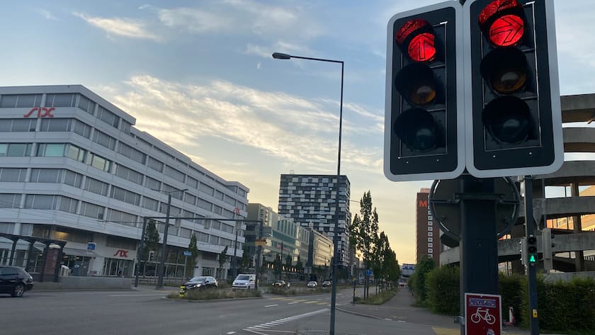 Ampel bei der Schweizer Börse SIX in Zürich steht auf Rot.