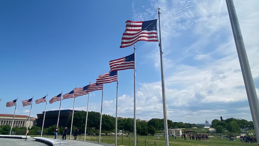US-Fahnen am Washington Memorial in Washington, D.C.