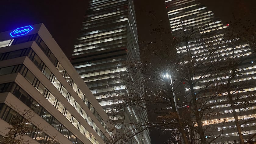 Konzernzentrale von Roche in Basel am Abend.