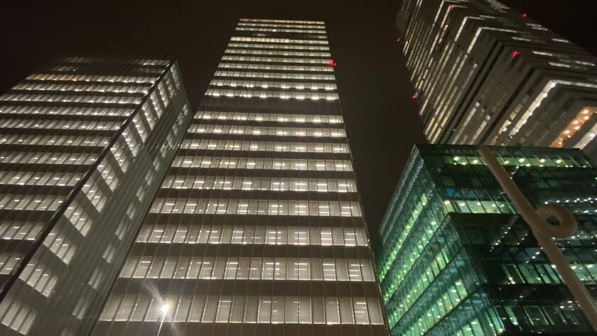 Konzernzentrale von Roche in Basel am Abend.