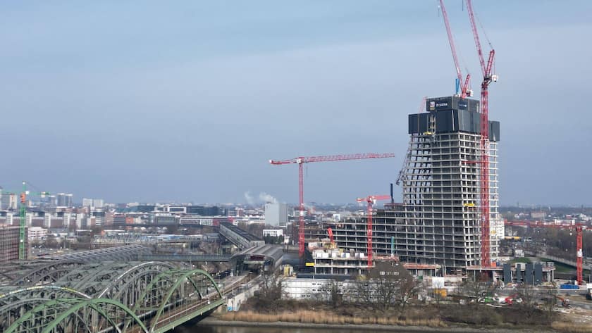 Der Elbtower an den Elbbrücken in Hamburg (3. März 2024).