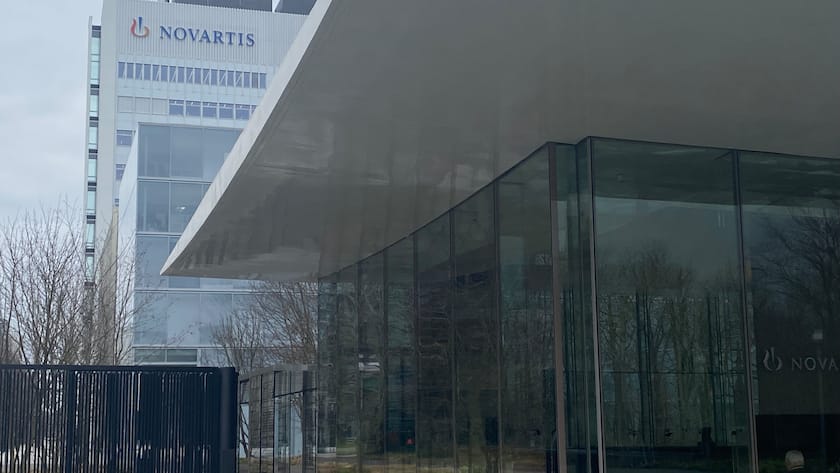Eingang zum Novartis-Hauptsitz am Voltaplatz in Basel.