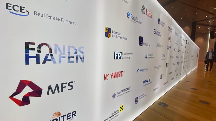 Logos von Fondsanbietern und Vermögensverwaltern am Institutional Money Kongress in Frankfurt.