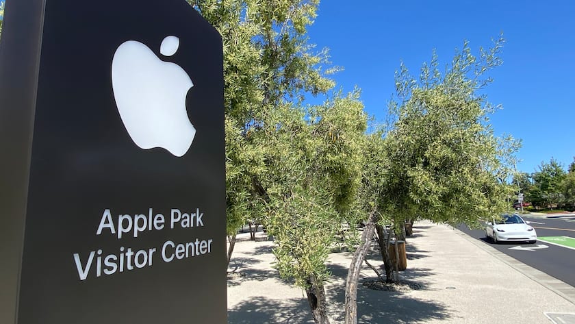 Beim Besucherzentrum von Apple am Firmenhauptsitz in Cupertino, Kalifornien.