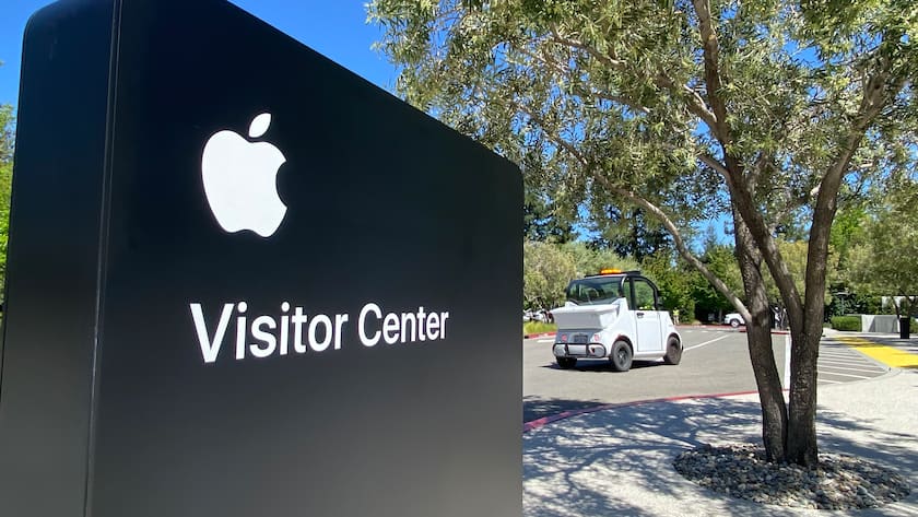 Beim Besucherzentrum von Apple am Firmenhauptsitz in Cupertino, Kalifornien.