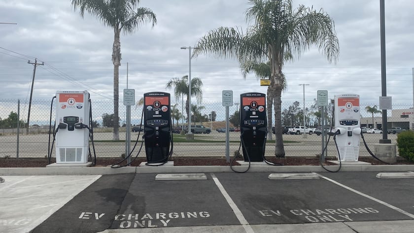 Ladestation für Elektroautos in der Nähe von Bakersfield in Kalifornien.