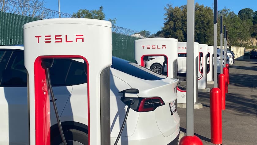 Ladestation für Tesla-Autos in Oakhurst in Kalifornien.