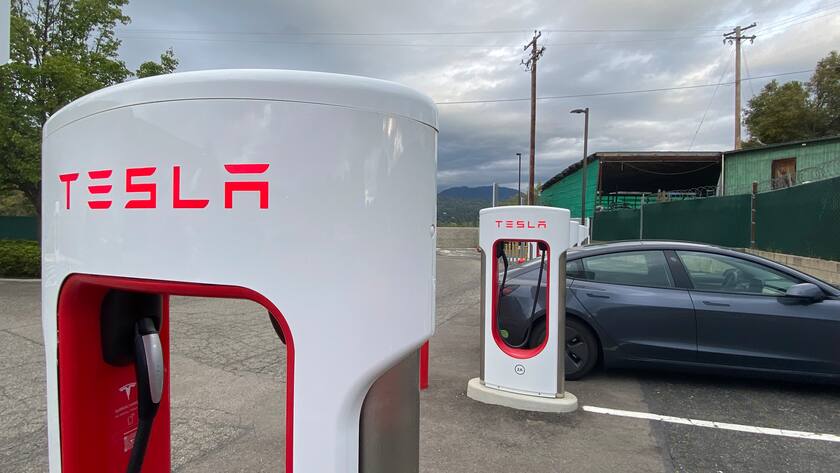 Ladestation für Tesla-Autos in Oakhurst in Kalifornien.