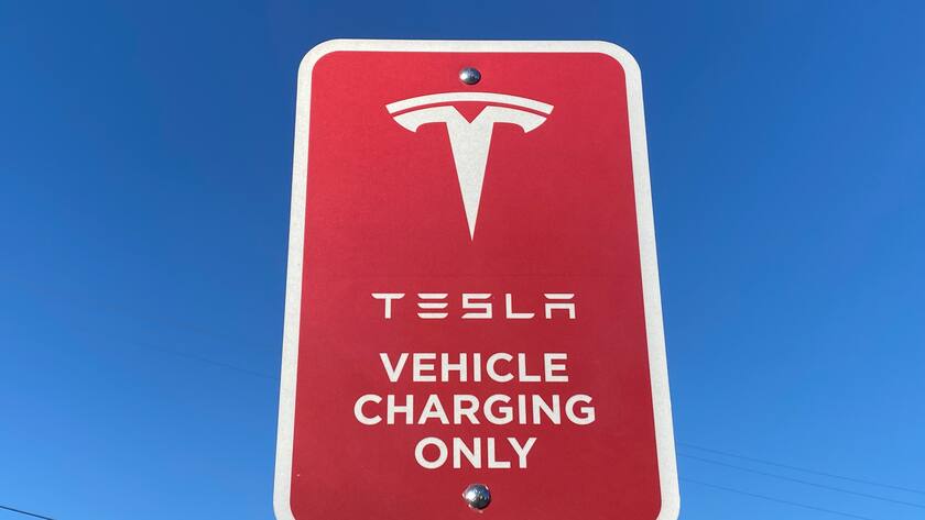 Ladestation für Tesla-Autos in Oakhurst in Kalifornien.