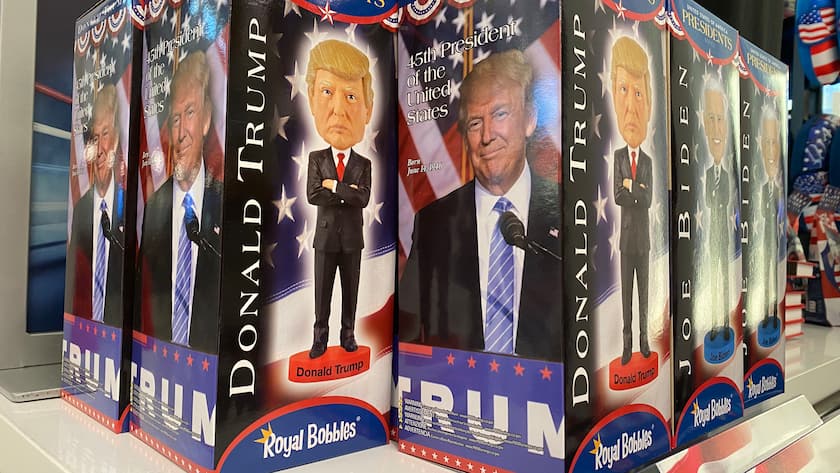 Fanartikel von Donald Trump in einem Souvenirshop am Flughafen von Los Angeles.