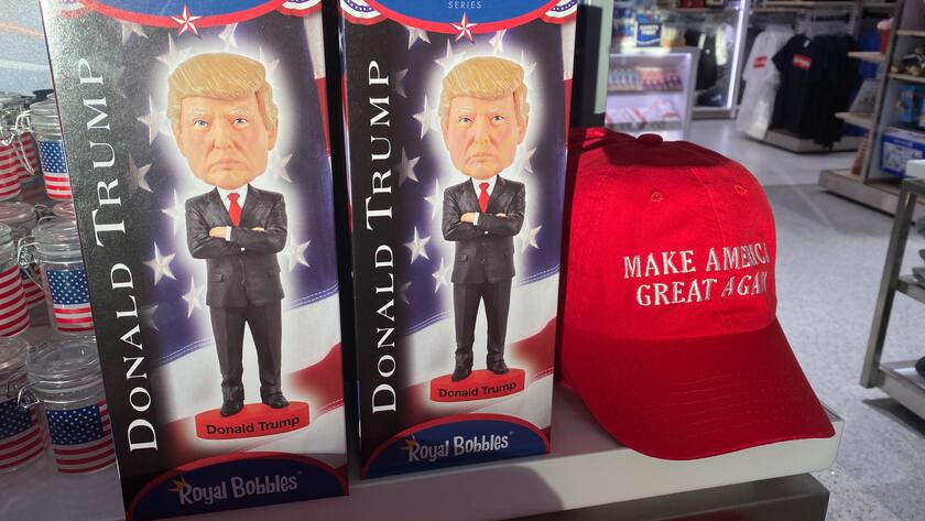 Fanartikel von Donald Trump in einem Souvenirshop am Flughafen von Los Angeles.