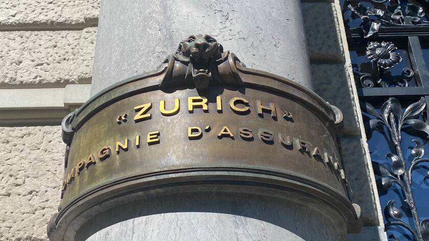 Historisches Firmenschild am Sitz von Zurich Insurance in Zürich.