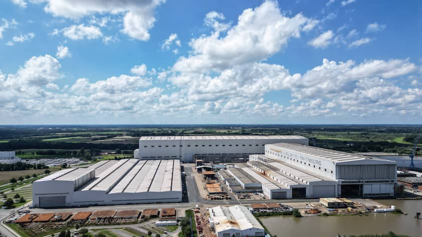 Die Meyer Werft in Papenburg. Blick auf das Werksgelände, Juli 2024.