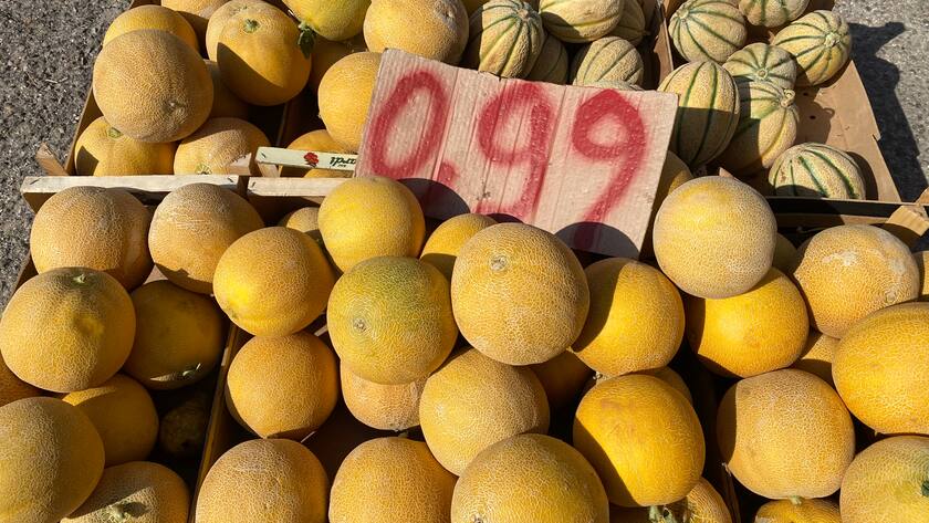 Preisschild für Melonen auf einem Markt in Süditalien.