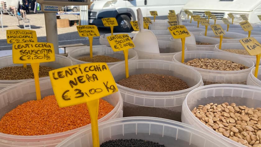 Preise für Hülsenfrüchte auf einem Markt in Süditalien.