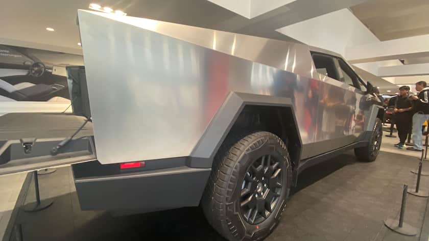 Cybertruck von Tesla, ausgestellt im Laden des Elektroautoherstellers Anfang Juni 2024 in Zürich.