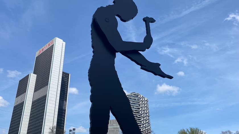 Die Skulptur Hammering Man (hier in Frankfurt) des US-amerikanischen Künstlers Jonathan Borofskysteht als Symbol für menschliche Arbeit.