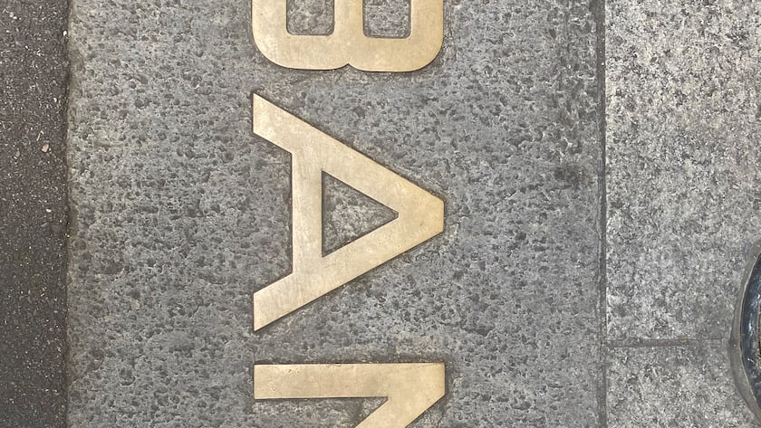 Schild im Boden vor einer Bankfiliale an der Bahnhofstrasse in Zürich.