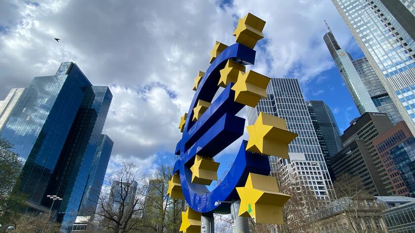 Euro-Skulptur vor dem ehemaligen Sitz der Europäischen Zentralbank in Frankfurt.