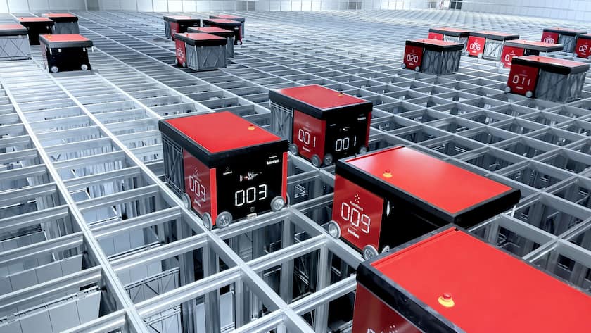 Mit dem Produkt «AutoStore» von Kardex lagern Roboter automatisch ein oder aus.
