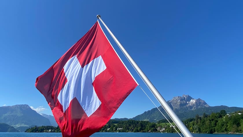 Schweizer Fahne weht auf dem Vierwaldstättersee bei Luzern.