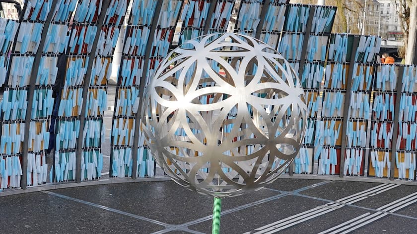 Skulptur, unter anderem mit Corona-Gesichtsmasken, des Künstlers Hubertus Löwenherz in Luzern, Ende Dezember 2021.