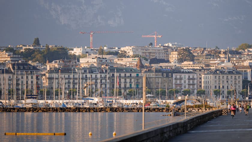 Blick auf den Genfer See und Genf mit dem Quai Wilson (20. Juni 2025).