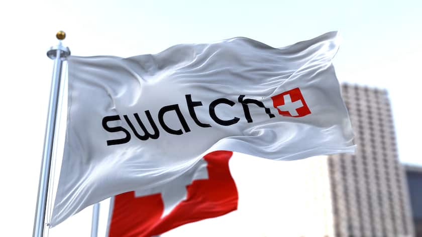 Flagge mit dem Logo von Swatch in Bern (2022).