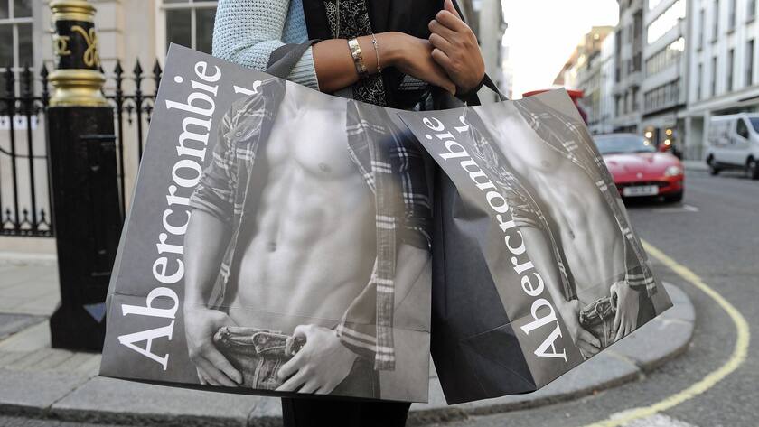 Shopperin in London mit Taschen von Abercrombie and Fitch.
